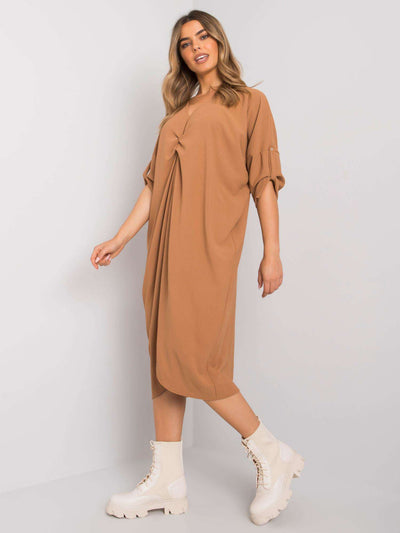 Camelowa sukienka oversize