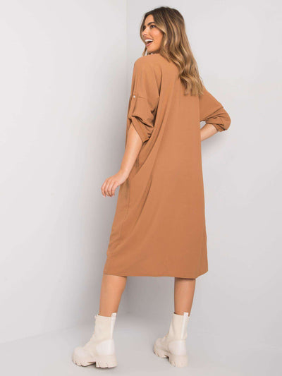 Camelowa sukienka oversize