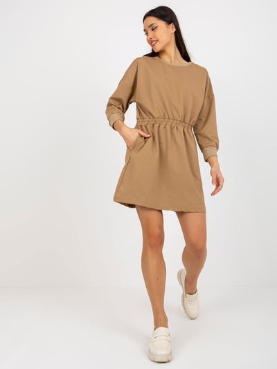 Camelowa mini sukienka dresowa z kieszeniami