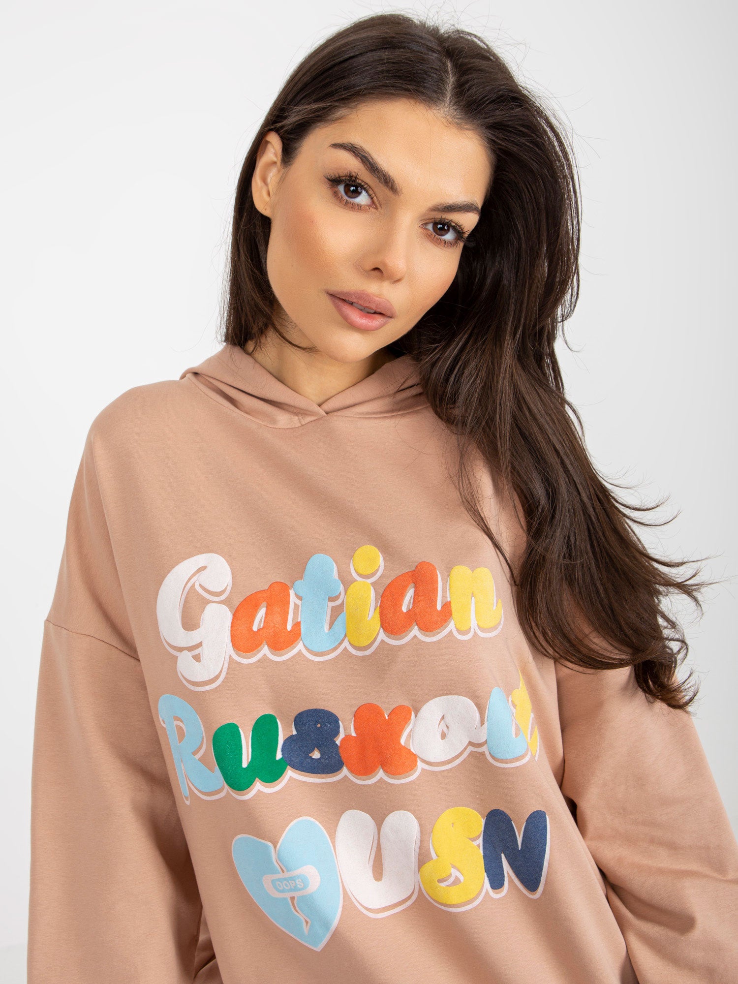 Camelowa oversize bluza z nadrukiem i kapturem