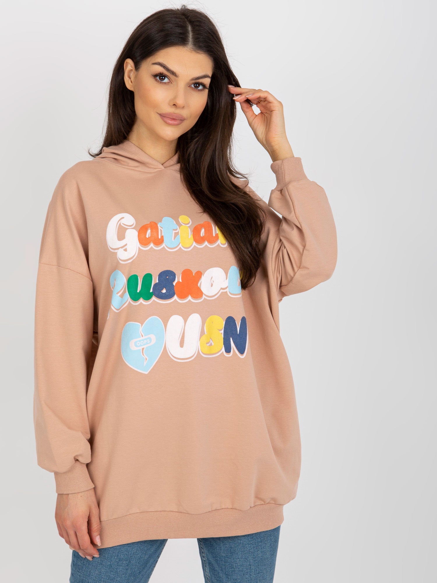 Camelowa oversize bluza z nadrukiem i kapturem