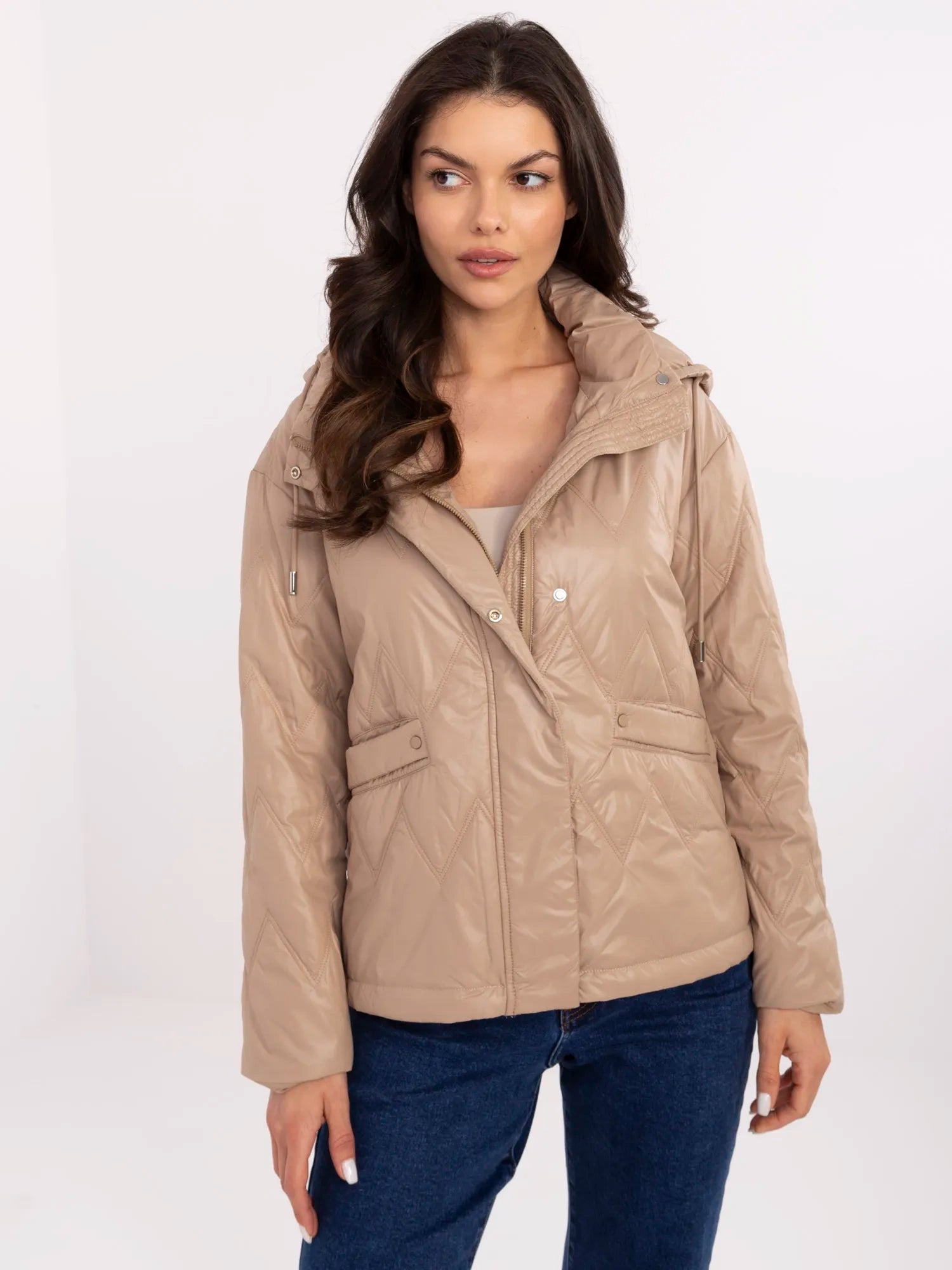 Camelowa pikowana kurtka damska z kieszeniami