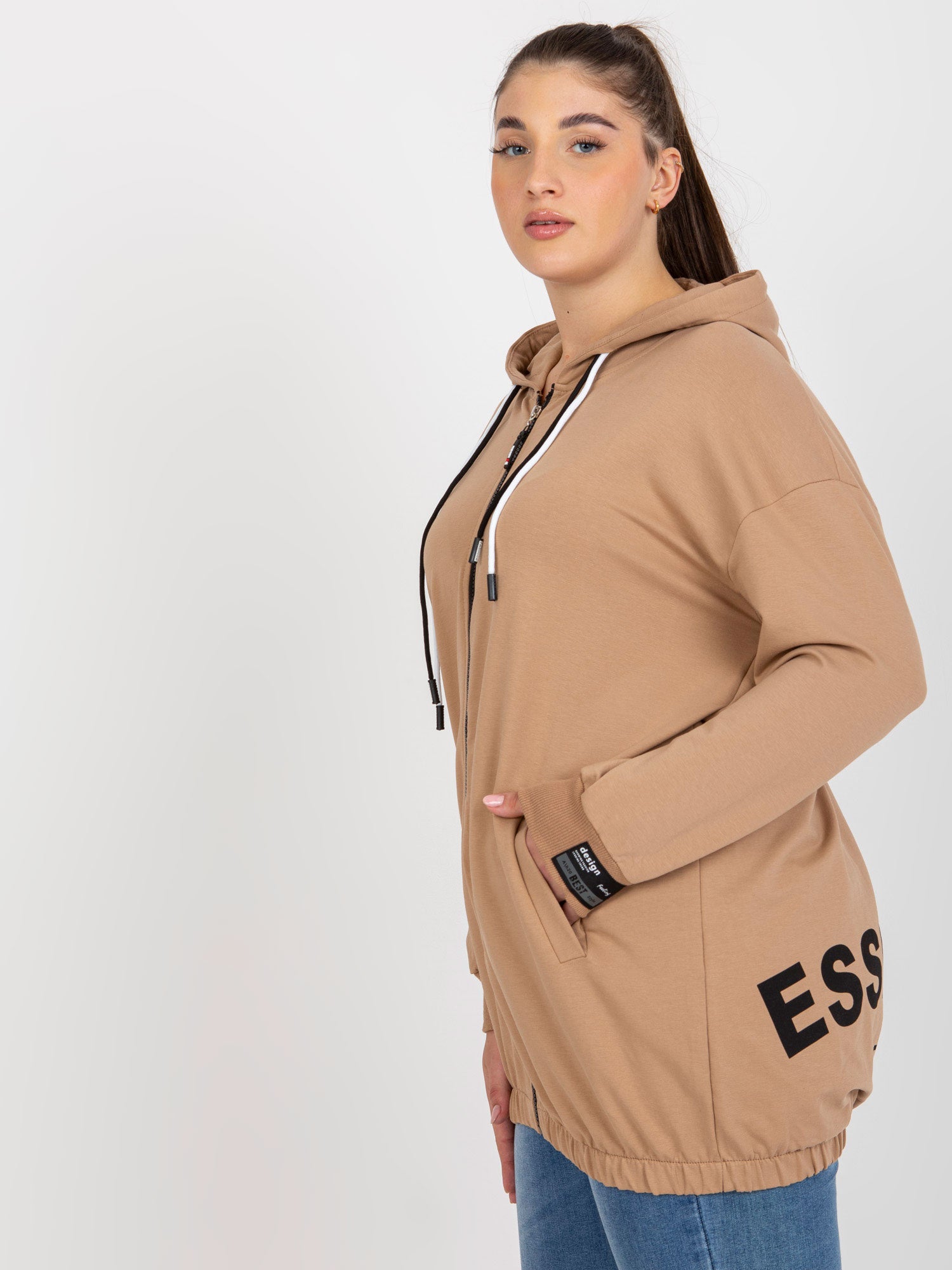 Camelowa rozpinana bluza plus size z napisami z tyłu