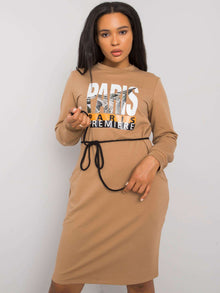 Camelowa sukienka plus size z nadrukiem