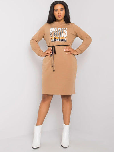 Camelowa sukienka plus size z nadrukiem