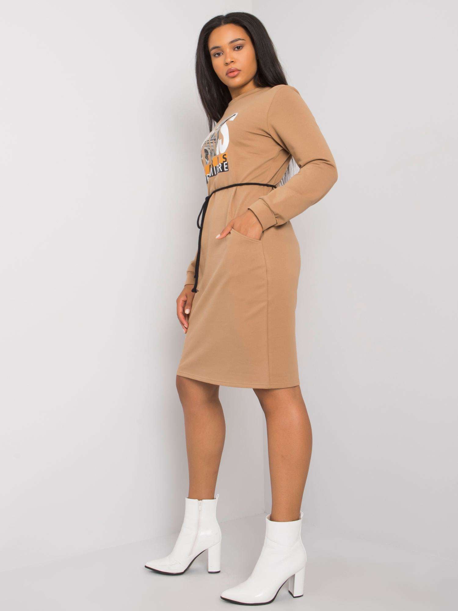 Camelowa sukienka plus size z nadrukiem
