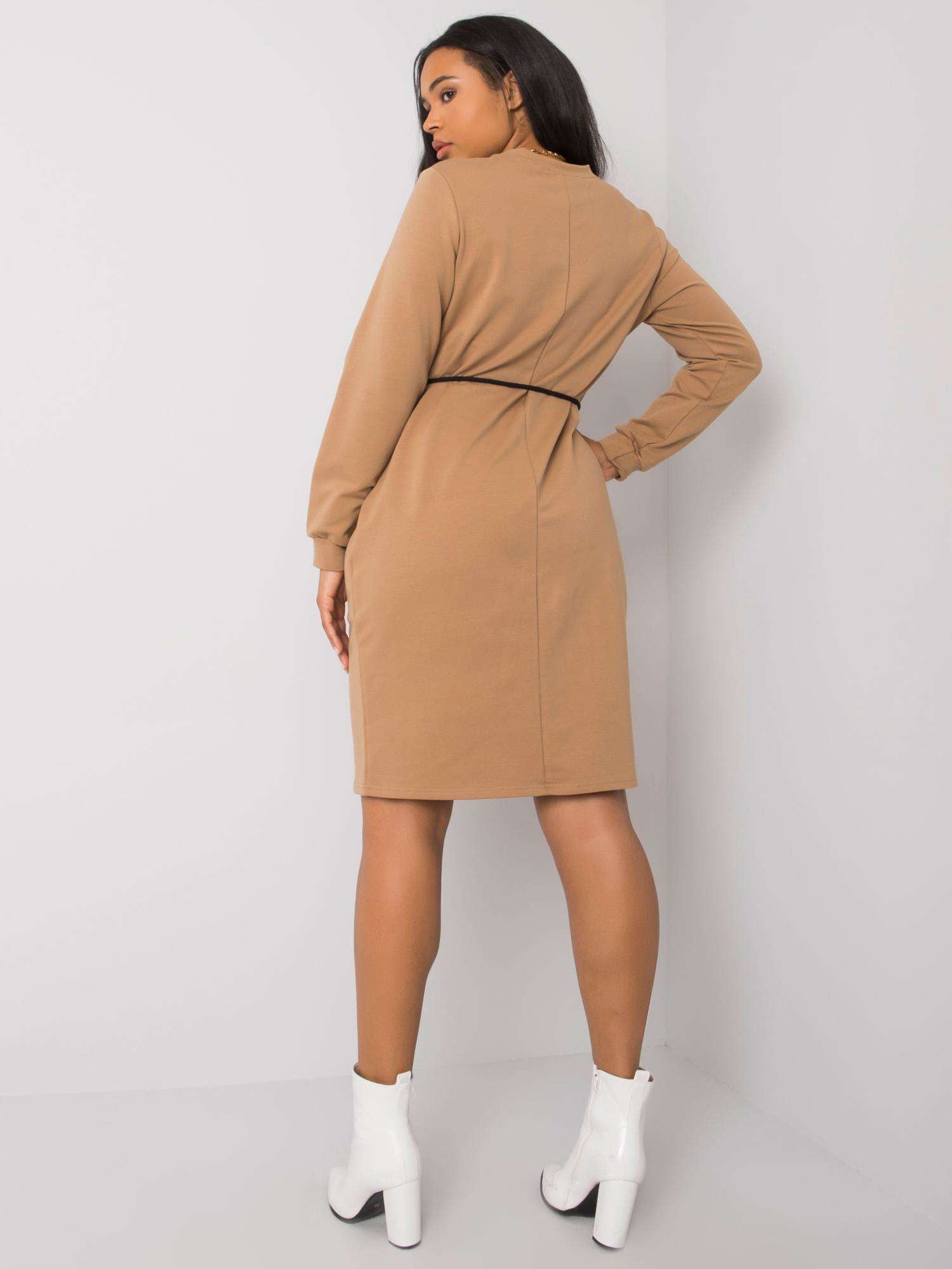 Camelowa sukienka plus size z nadrukiem
