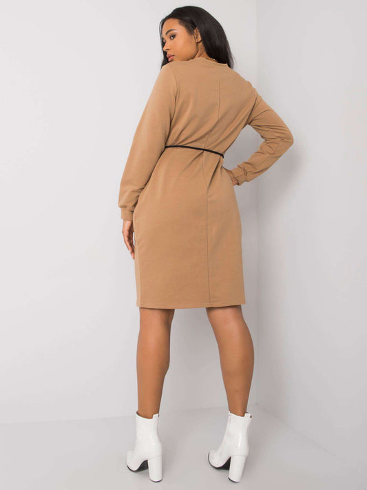 Camelowa sukienka plus size z nadrukiem