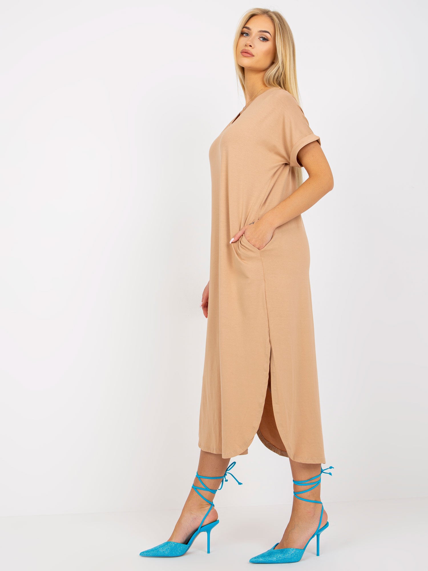 OCH BELLA Camelowa sukienka oversize z kieszeniami