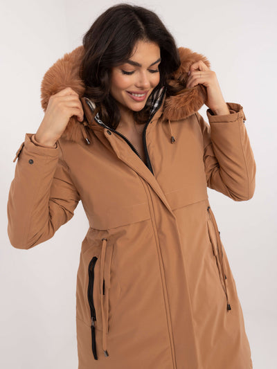 Camelowa zimowa kurtka parka z futerkiem