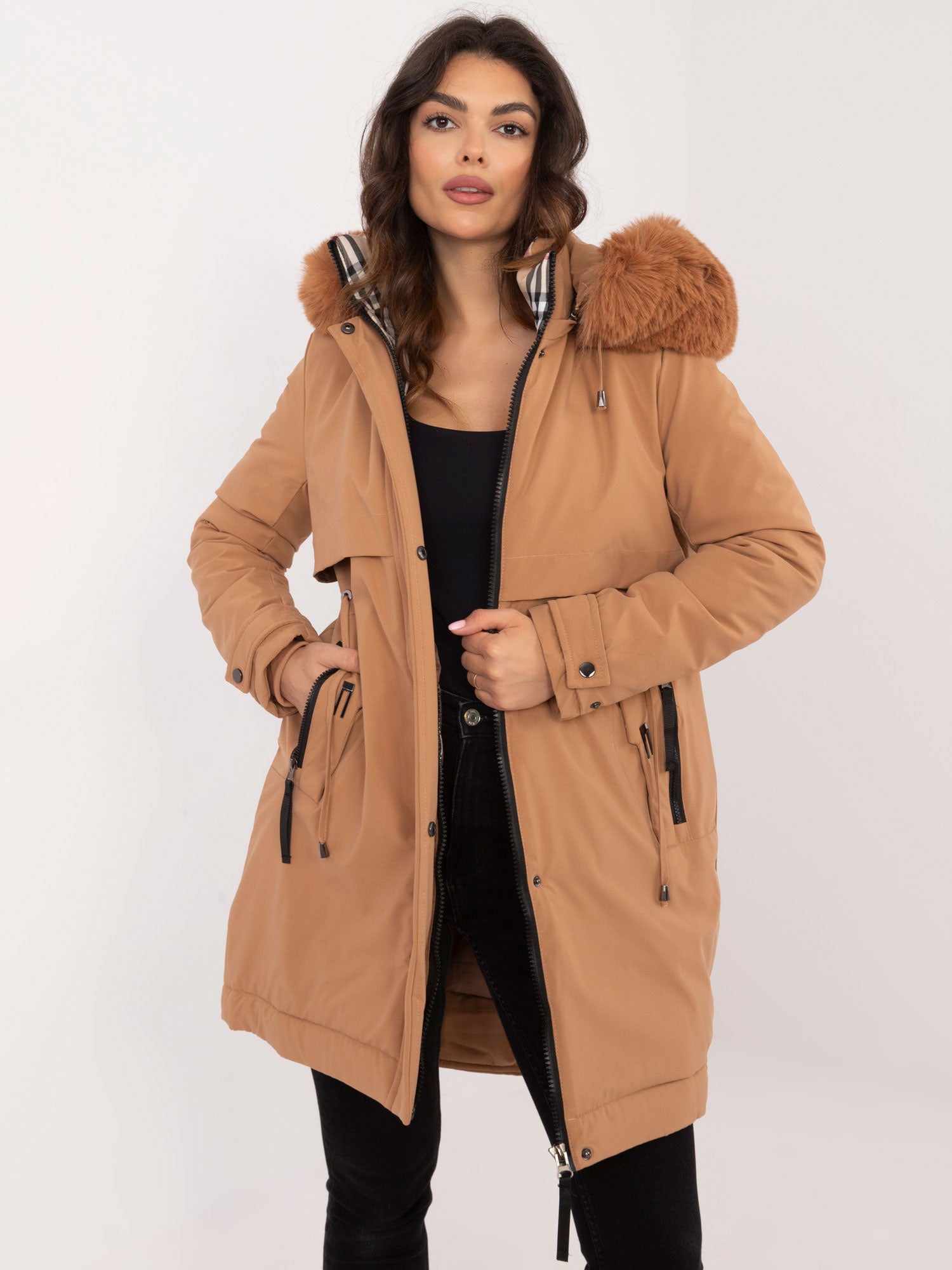 Camelowa zimowa kurtka parka z futerkiem