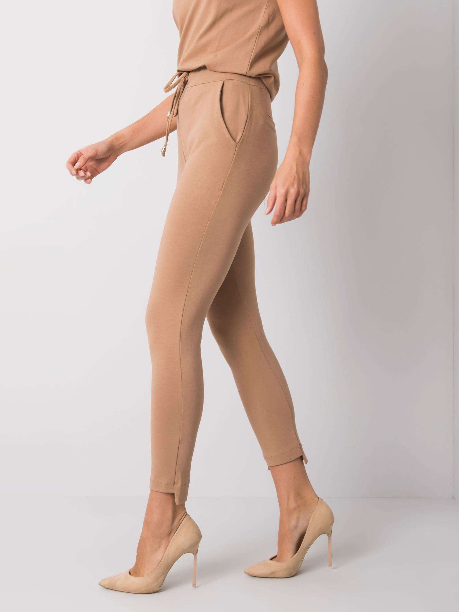 Camelowe spodnie dresowe basic