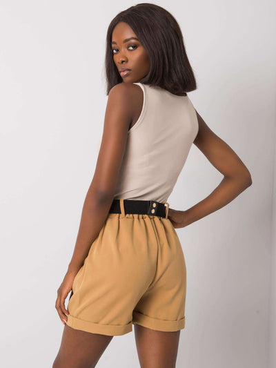 Camelowe szorty z ozdobnym paskiem