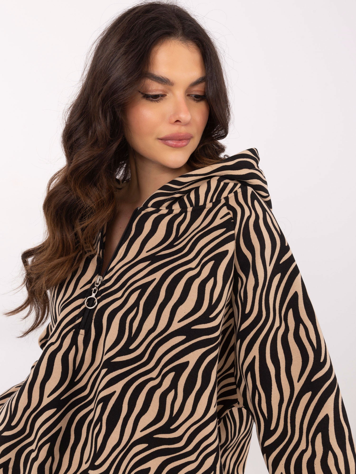 Camelowo-czarna wzorzysta bluza z zamkiem na dekolcie