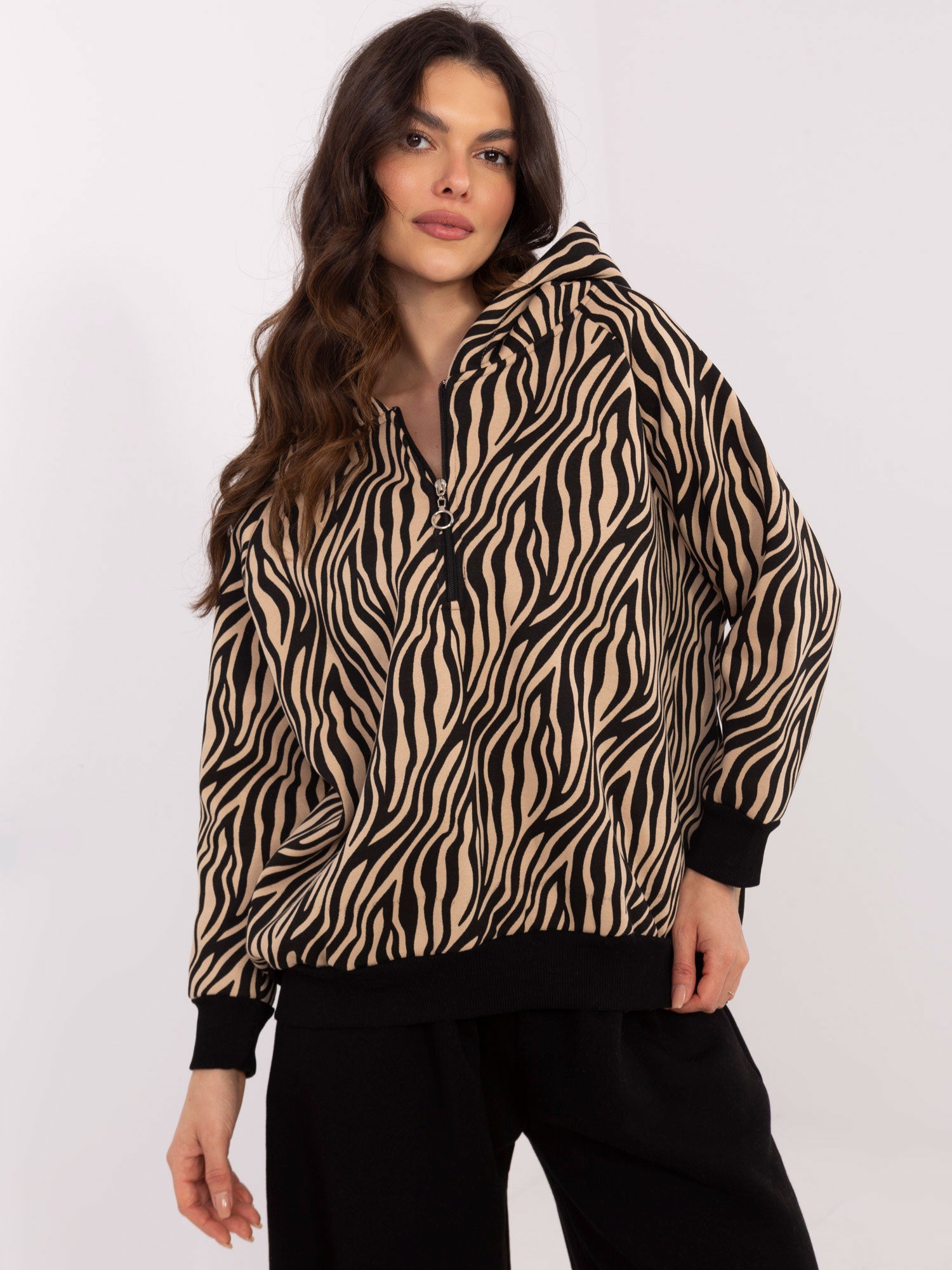 Camelowo-czarna wzorzysta bluza z zamkiem na dekolcie