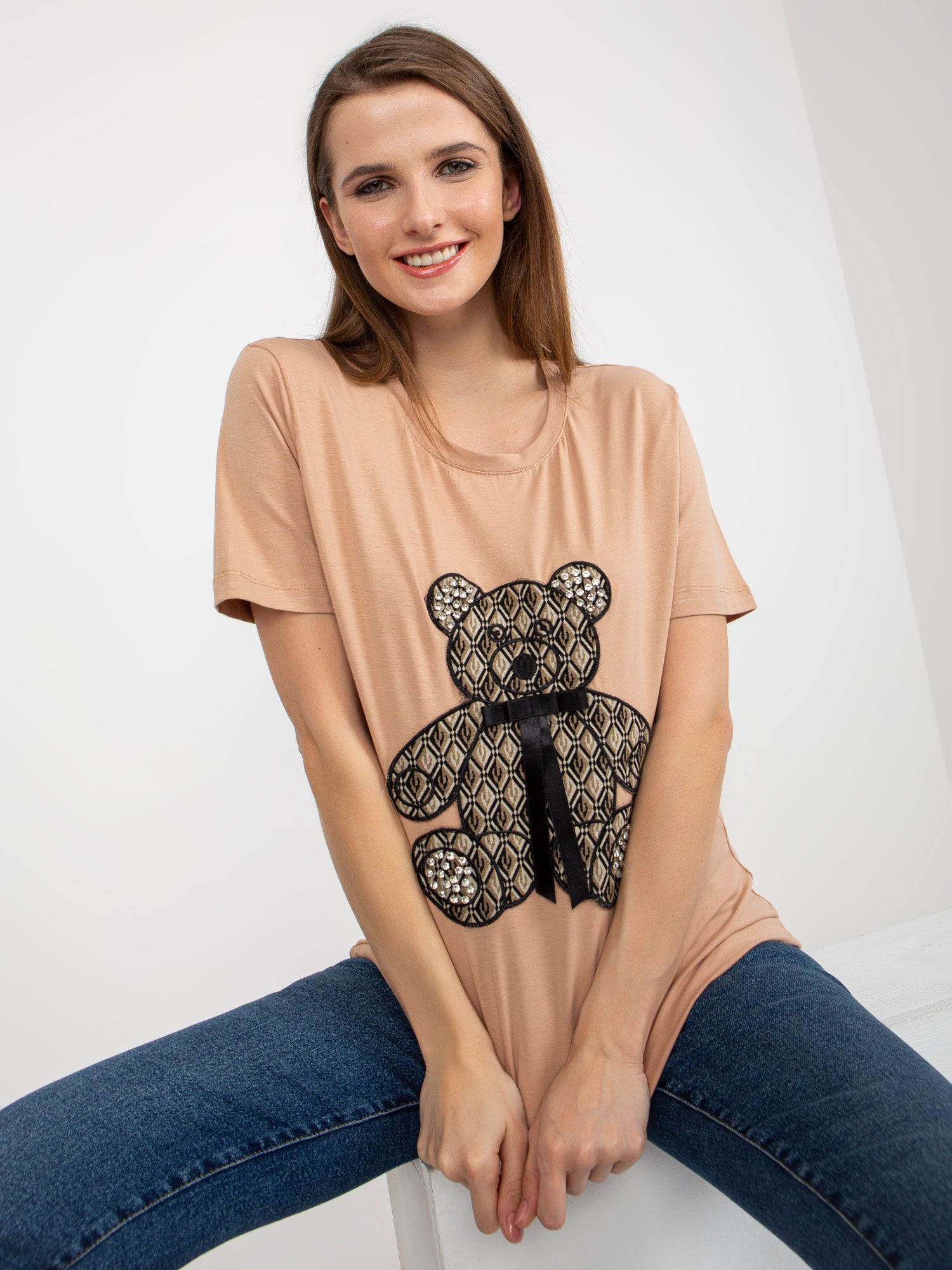 Camelowy damski t-shirt z misiem i aplikacją 3D