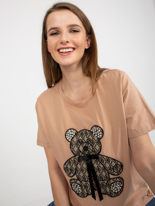 Camelowy damski t-shirt z misiem i aplikacją 3D