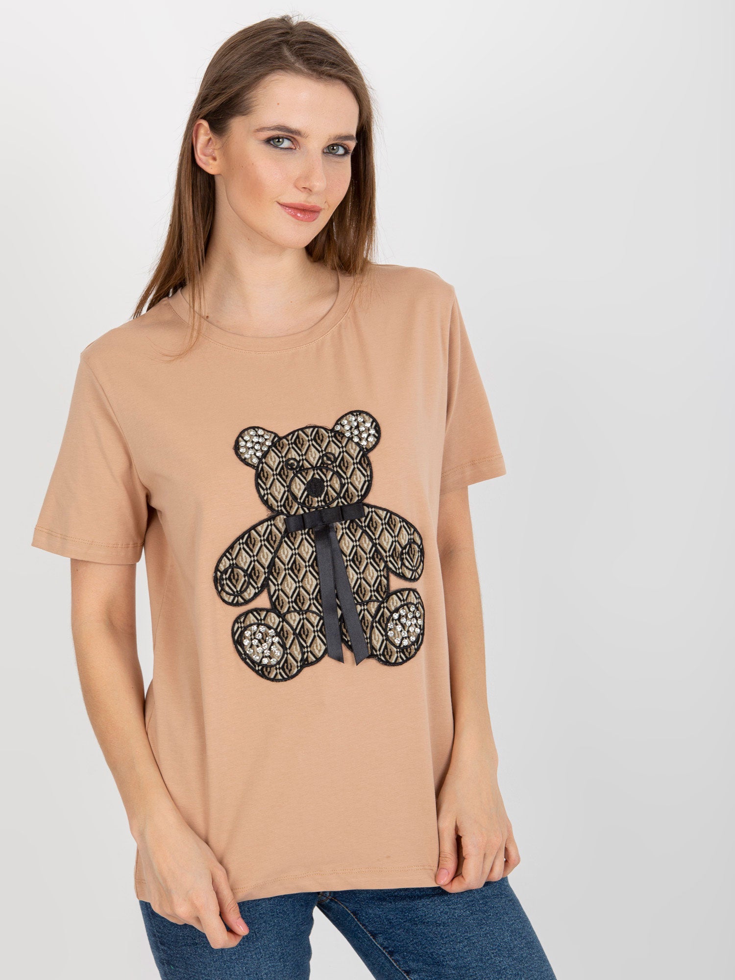 Camelowy damski t-shirt z misiem i aplikacją 3D