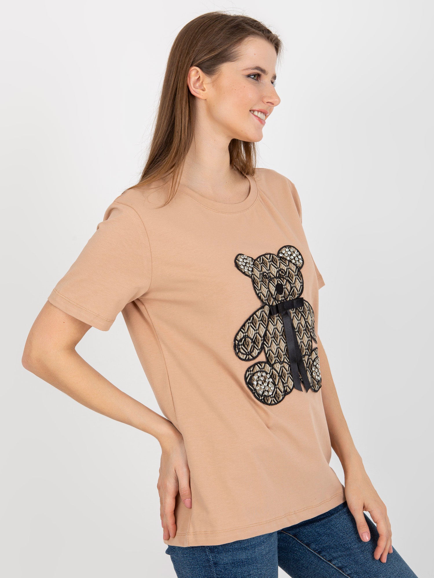 Camelowy damski t-shirt z misiem i aplikacją 3D