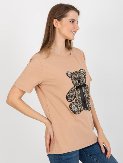 Camelowy damski t-shirt z misiem i aplikacją 3D