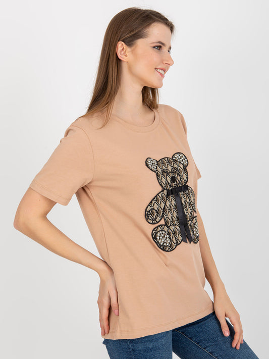 Camelowy damski t-shirt z misiem i aplikacją 3D