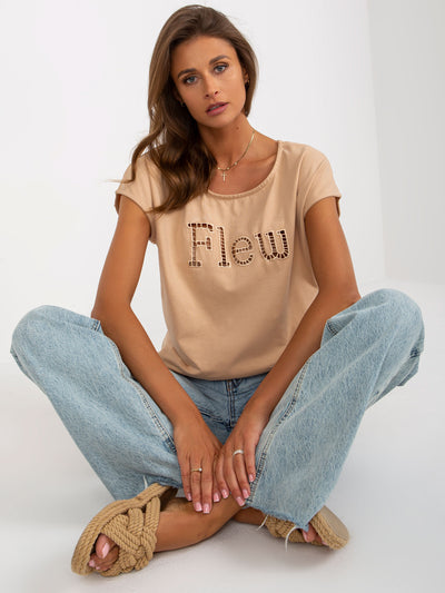 Camelowy t-shirt jednokolorowy z napisem