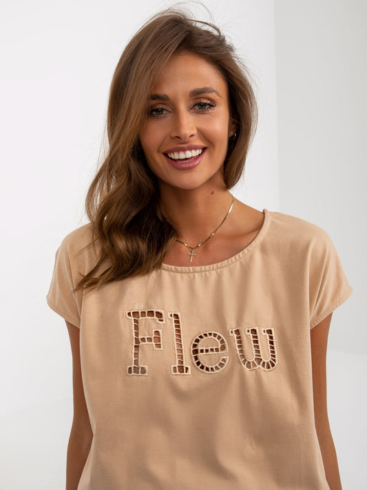 Camelowy t-shirt jednokolorowy z napisem
