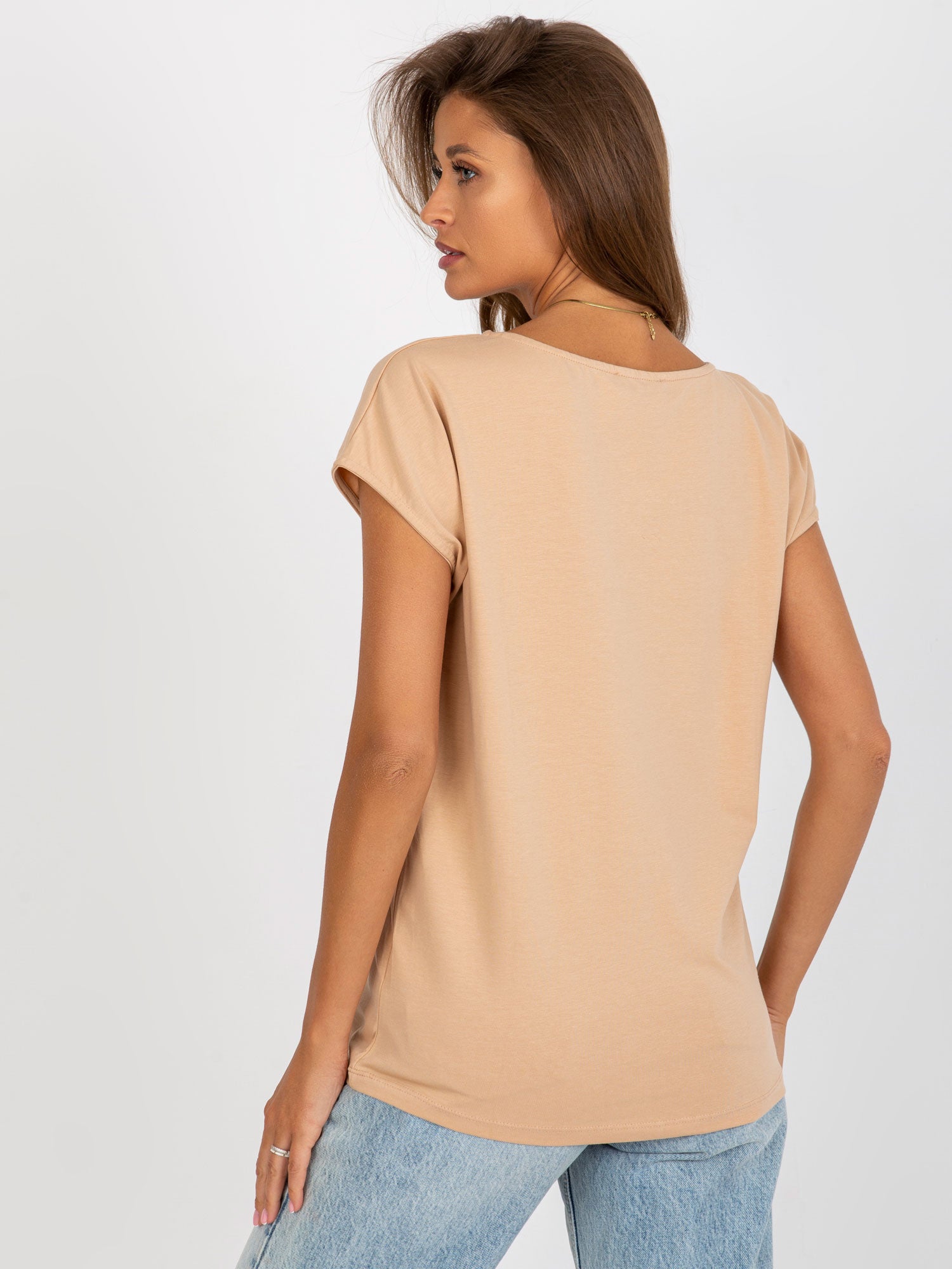 Camelowy t-shirt jednokolorowy z napisem
