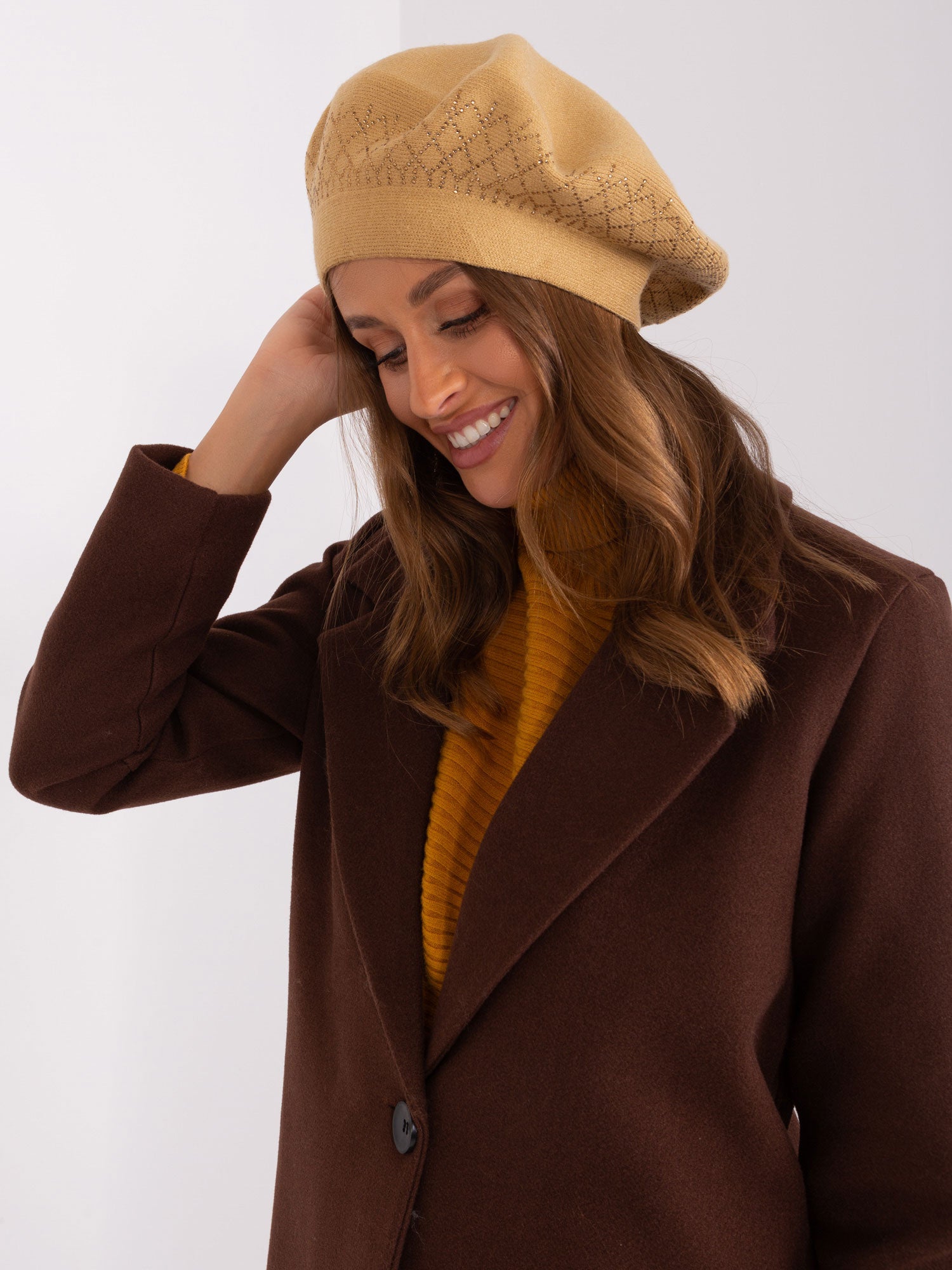Camelowy beret damski z aplikacją
