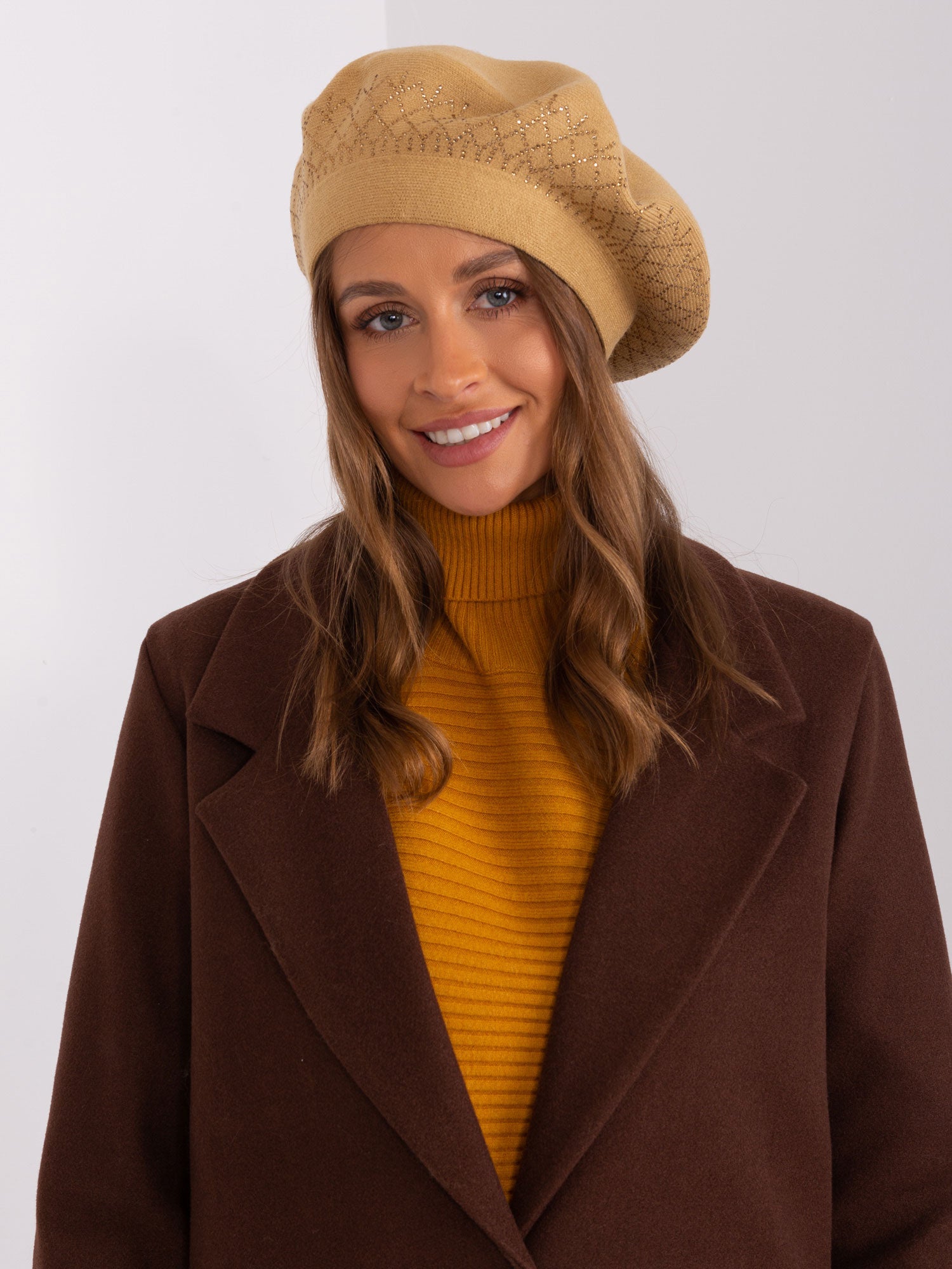Camelowy beret damski z aplikacją