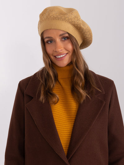 Camelowy beret damski z aplikacją