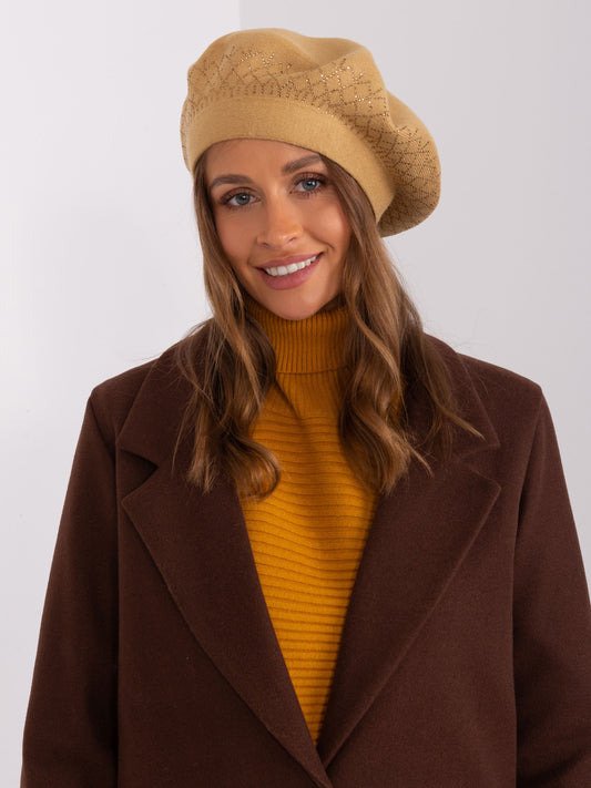 Camelowy beret damski z aplikacją