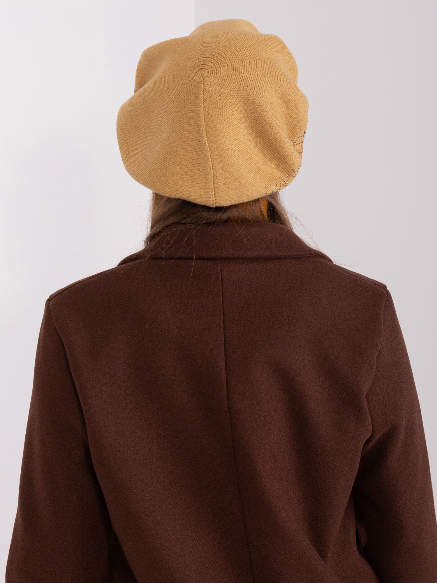 Camelowy beret damski z aplikacją