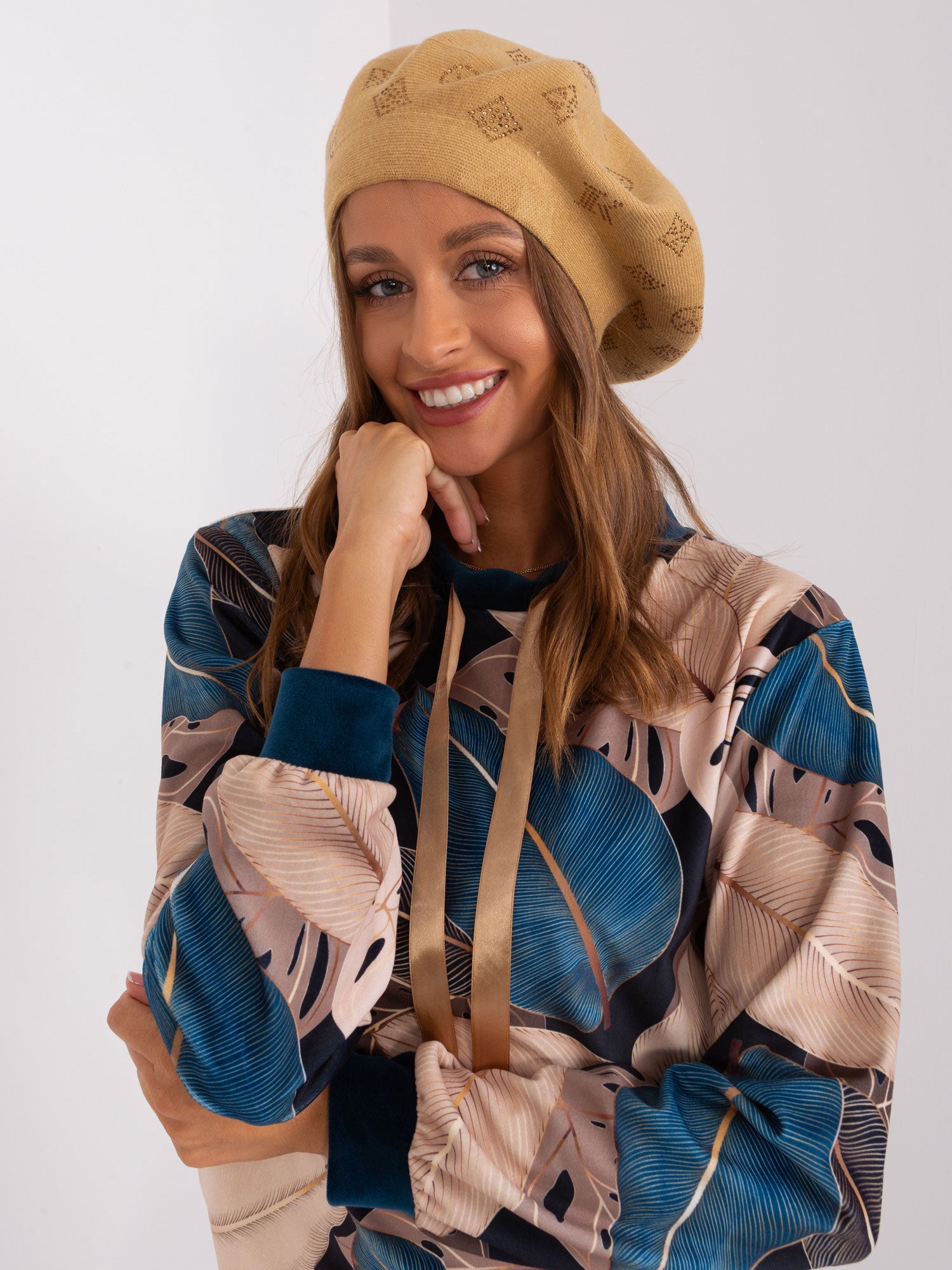 Camelowy beret damski