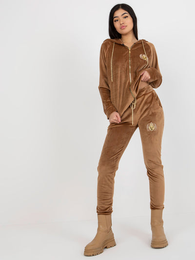 Camelowy dwuczęściowy komplet welurowy ze spodniami