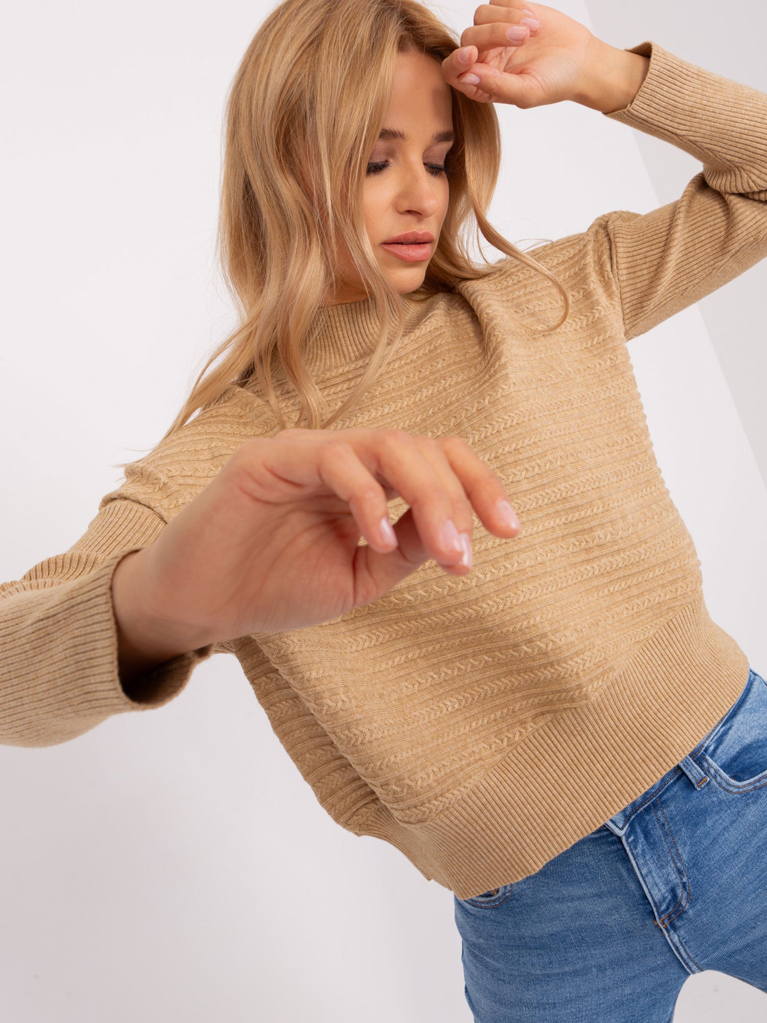 Camelowy damski sweter asymetryczny z wełną