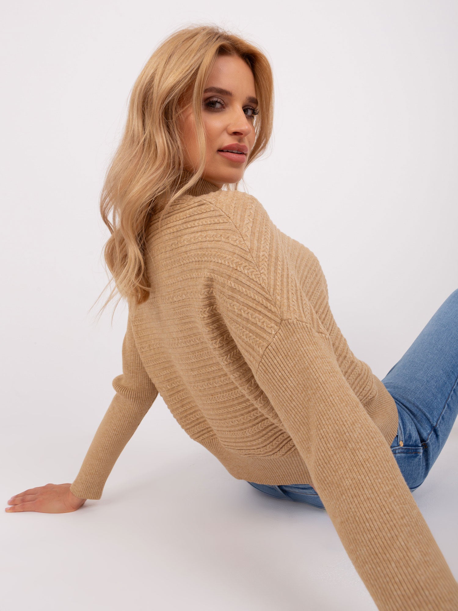 Camelowy damski sweter asymetryczny z wełną