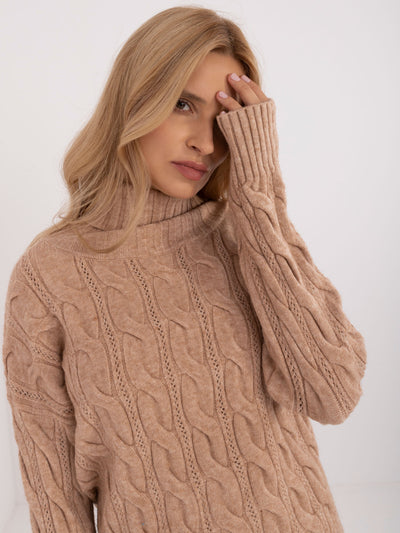 Camelowy luźny sweter z golfem i ściągaczami