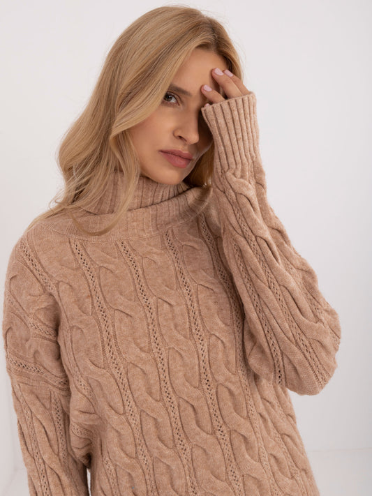 Camelowy luźny sweter z golfem i ściągaczami