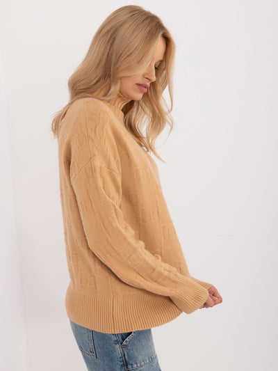 Camelowy sweter z golfem o kroju oversize