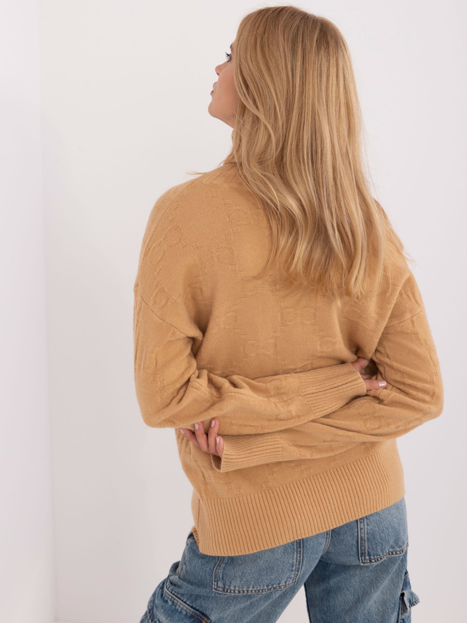 Camelowy sweter z golfem o kroju oversize