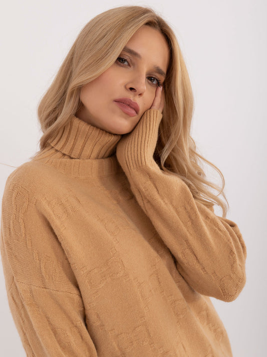 Camelowy sweter z golfem o kroju oversize
