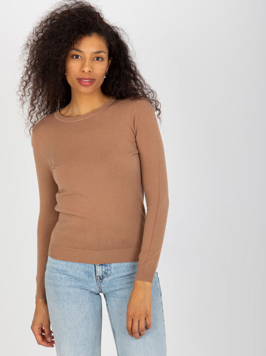 Camelowy gładki sweter klasyczny z okrągłym dekoltem