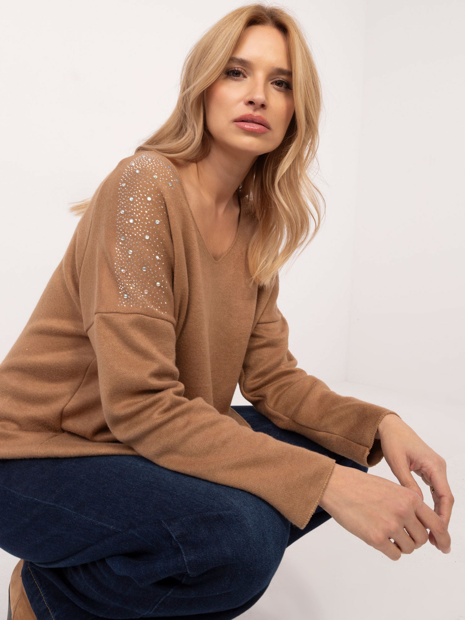 Camelowy damski sweter oversize z dekoltem V