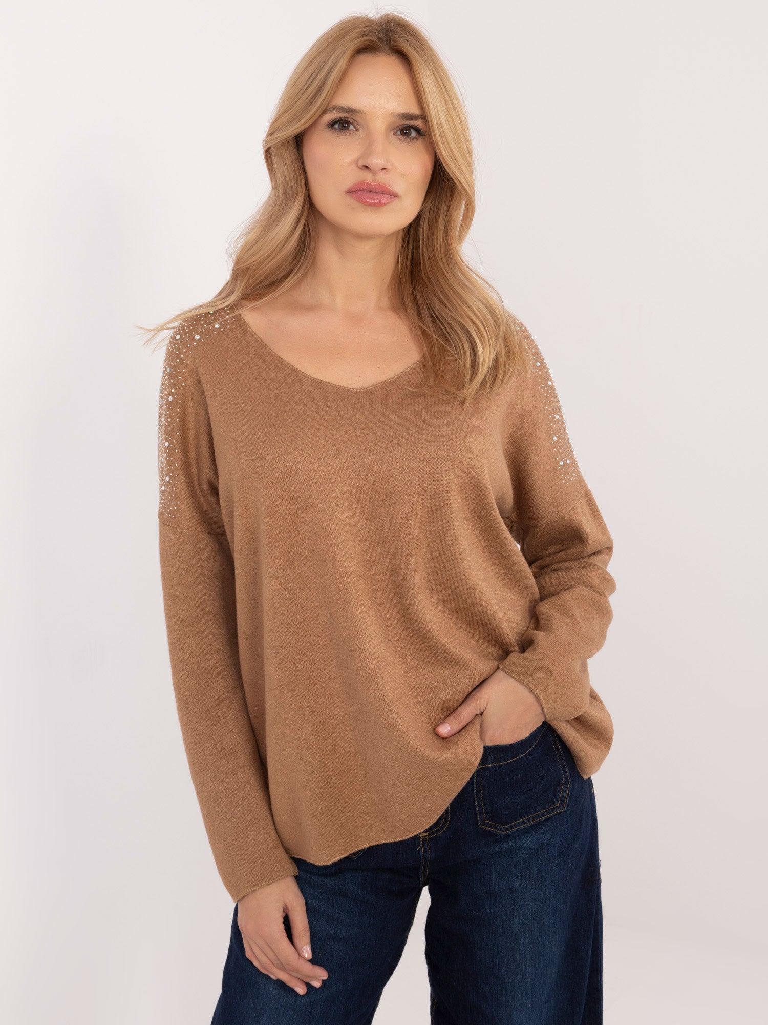 Camelowy damski sweter oversize z dekoltem V