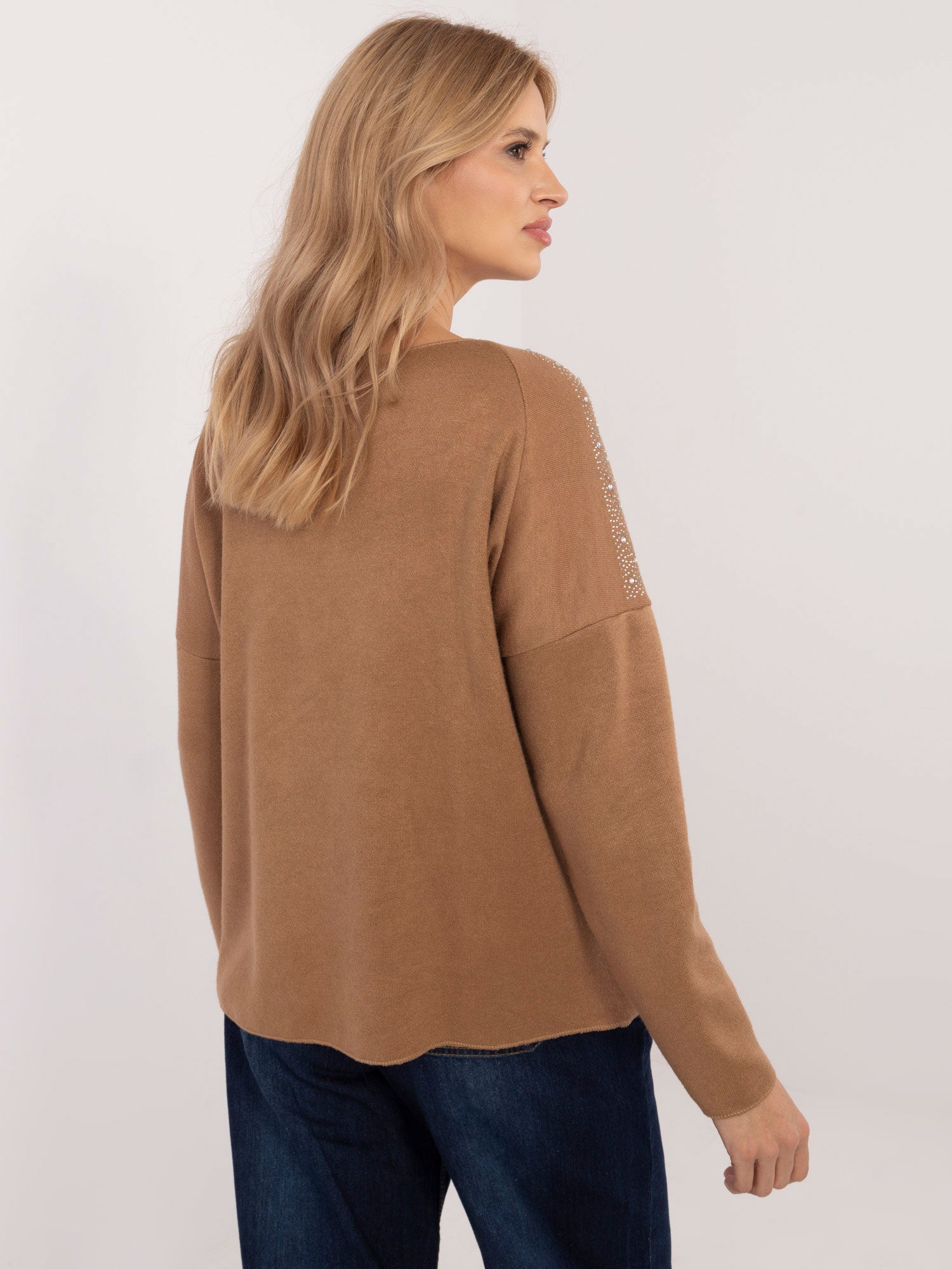 Camelowy damski sweter oversize z dekoltem V