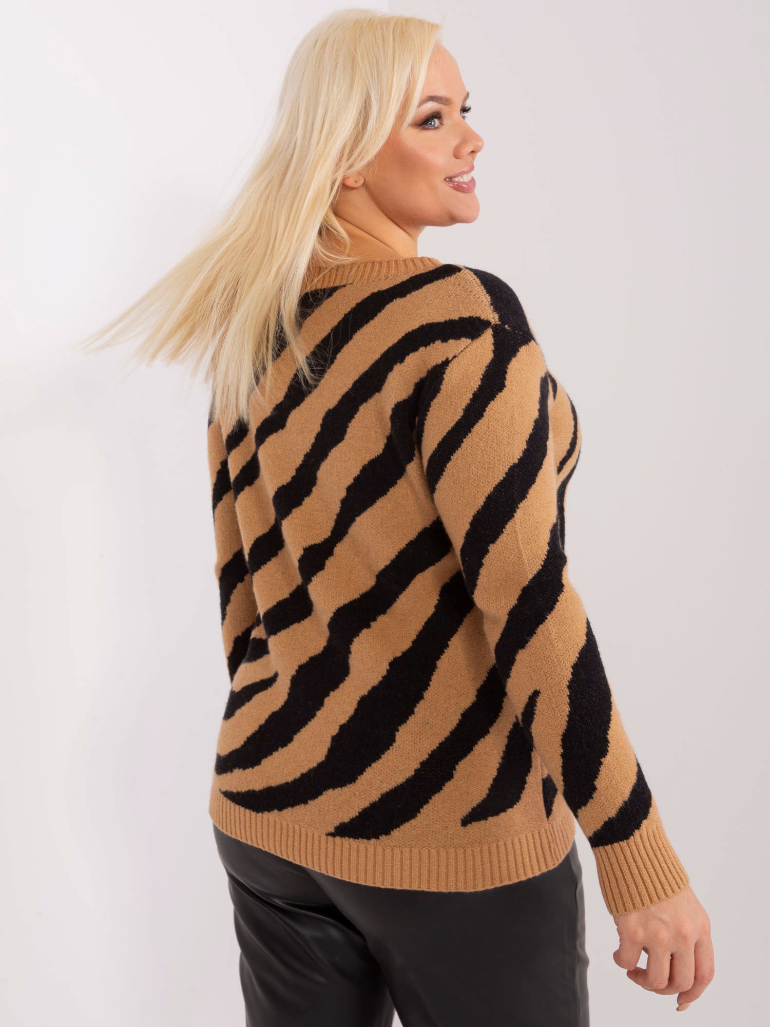 Camelowy damski sweter plus size z printem