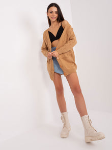 Camelowy sweter rozpinany z kieszeniami