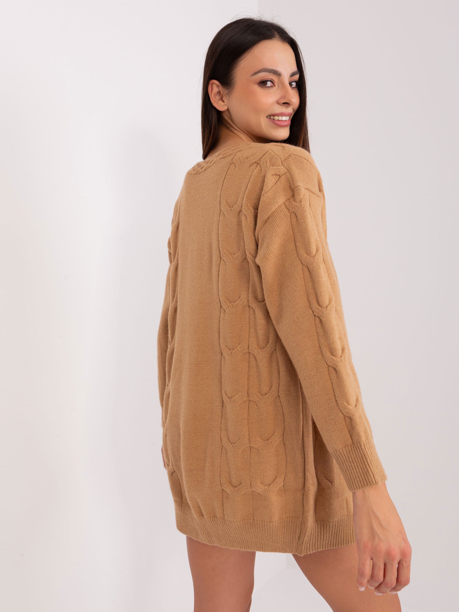 Camelowy sweter rozpinany z kieszeniami