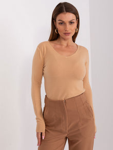 Camelowy dopasowany sweter w serek